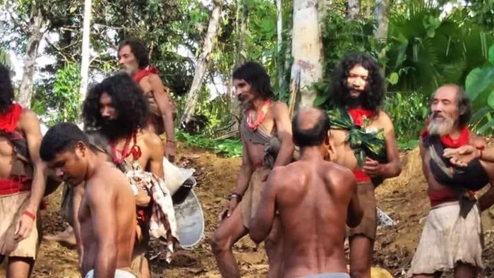 Video Viral Memperlihatkan Suku Pedalaman Indonesia Meminta Makanan kepada Pekerja Tambang di Halmahera