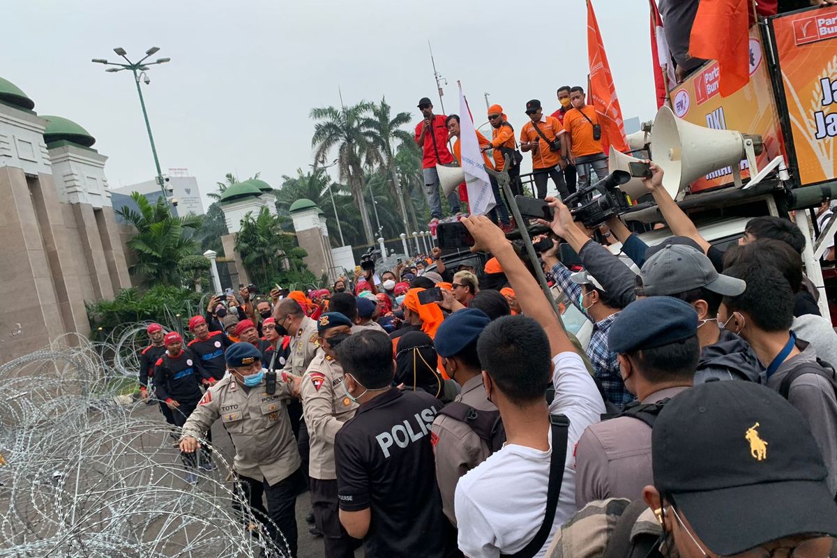 Aksi Unjuk Rasa Buruh di Jakarta: Tuntutan dan Tindakan Pemerintah