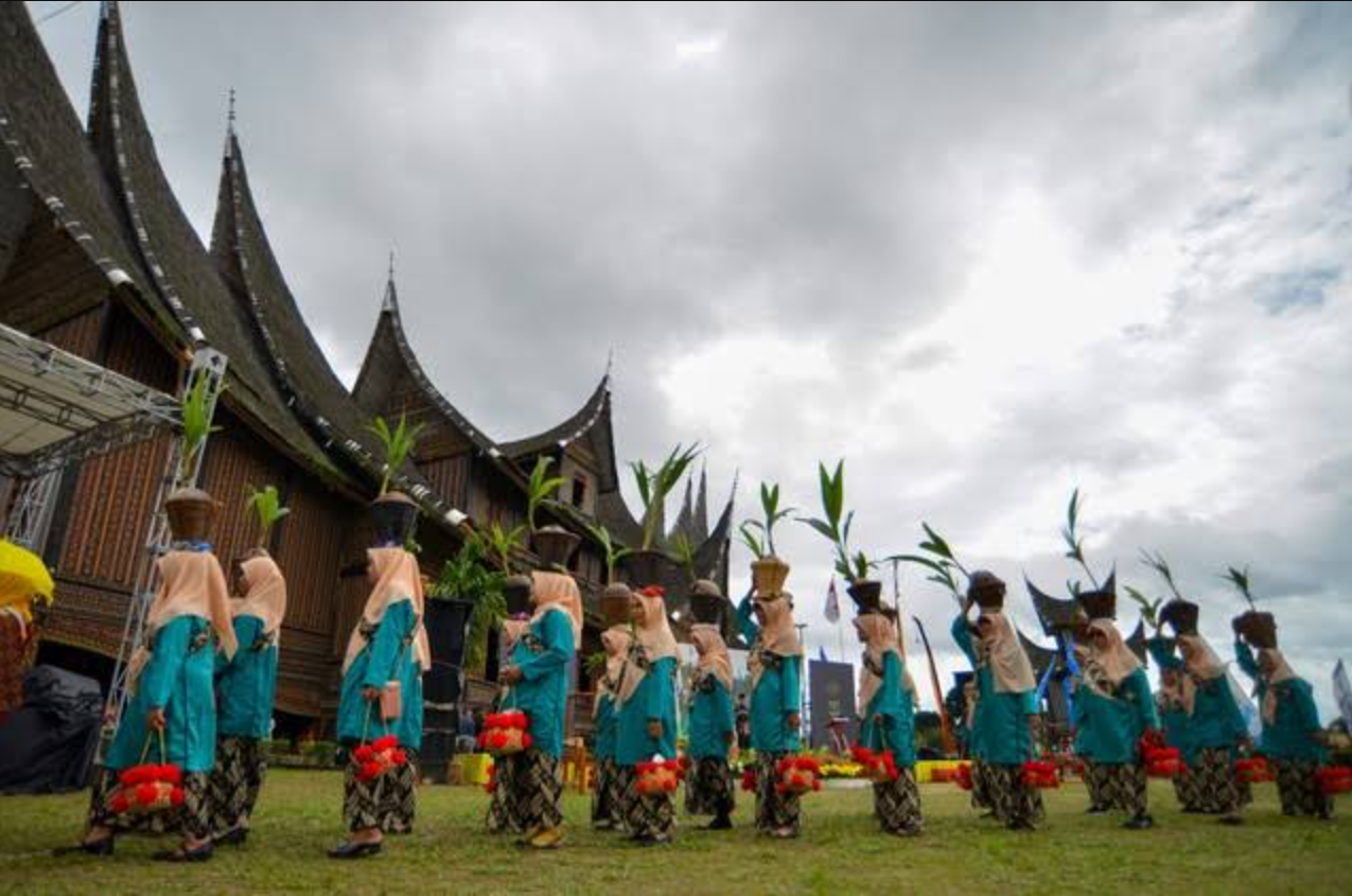 Krisis Identitas di Kalangan Pemuda Sumatra Barat: Menjaga Budaya di Era Modern