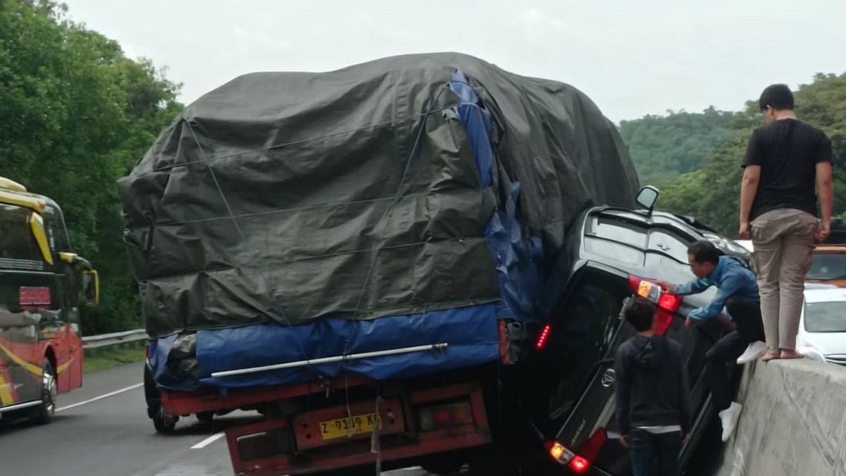 Kronologi Insiden Truk Pecah Ban di Tol Cipularang: Menyebabkan Kecelakaan Serius