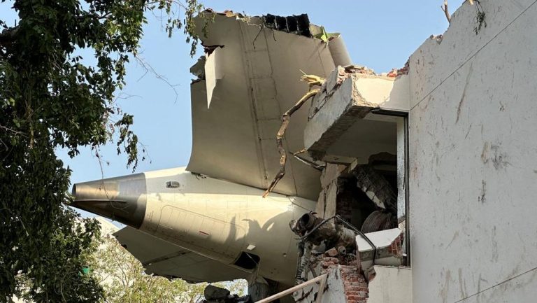 Kecelakaan Tragis Air India: Pesawat Jatuh di Kashmir, Ratusan Tewas